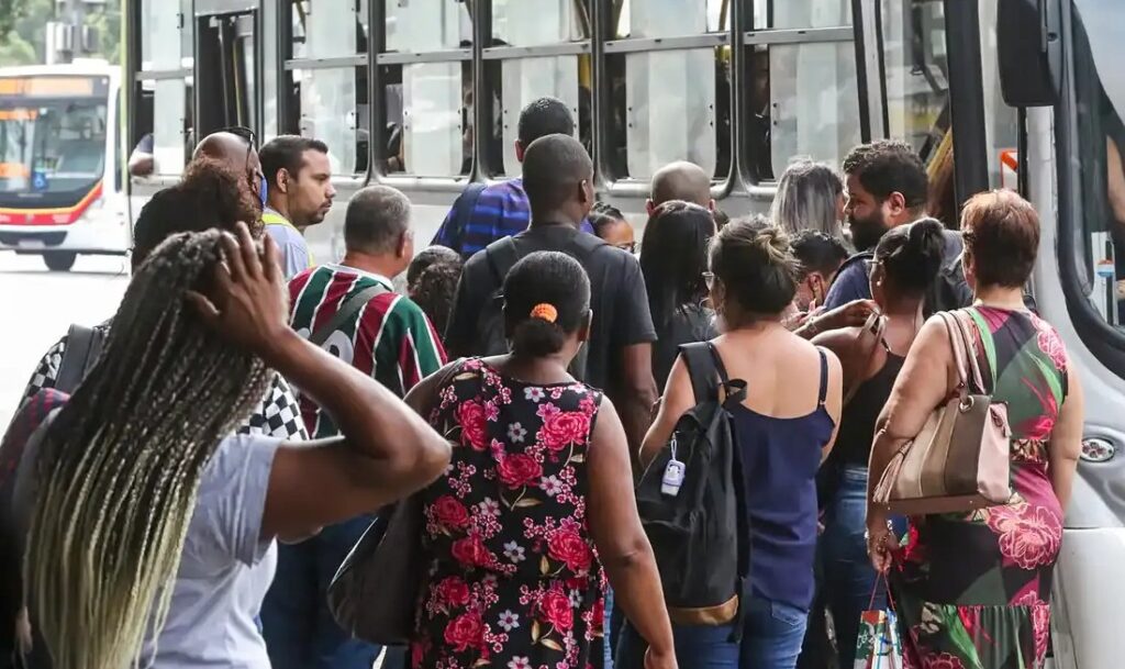 Número de brasileiros que procuram emprego há mais de 2 anos é o menor desde 2015.