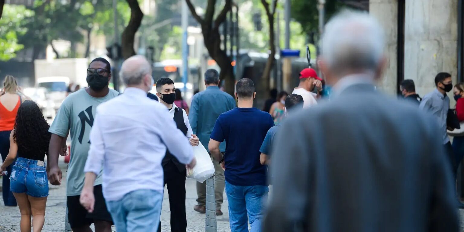 Em recuperação após queda no período da pandemia, expectativa de vida do brasileiro sobe para 76,6 anos.
