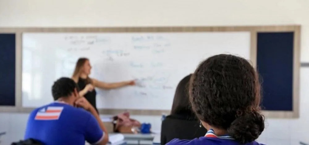 Estudo aponta risco de apagão de professores nas redes estaduais até 2034.