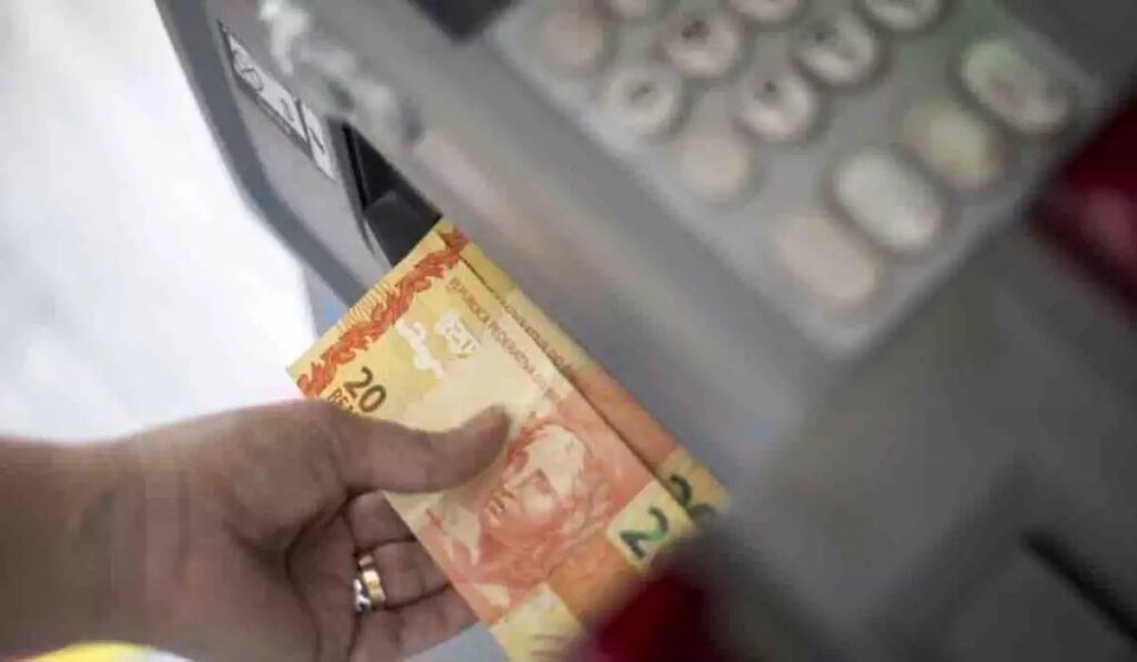 Salário mínimo será de R$ 1.621 em 2026.
