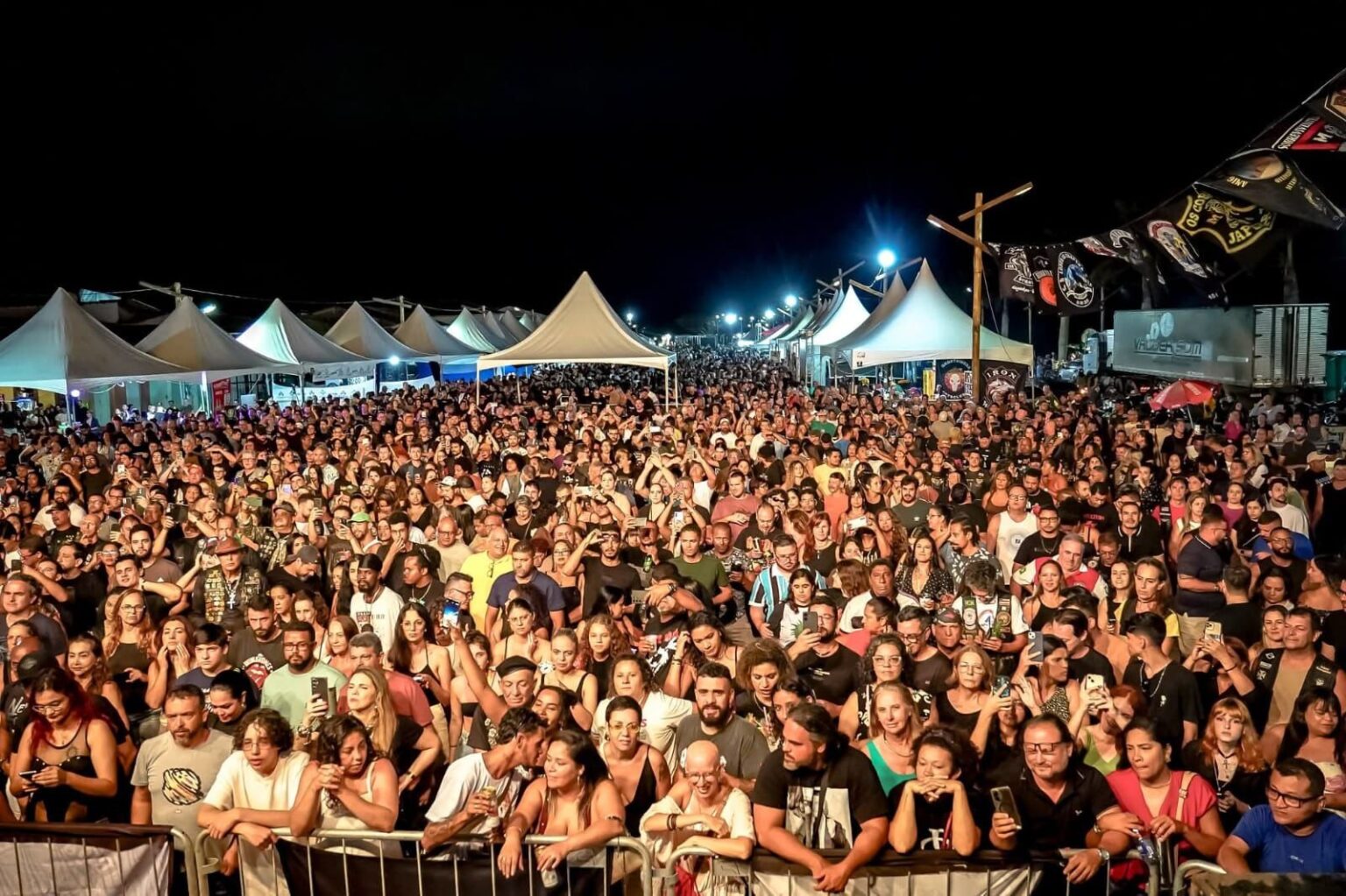 Porto Seguro : Bye Bye Bahia movimentou a cidade com 3 dias de rock e adrenalina sobre motos.