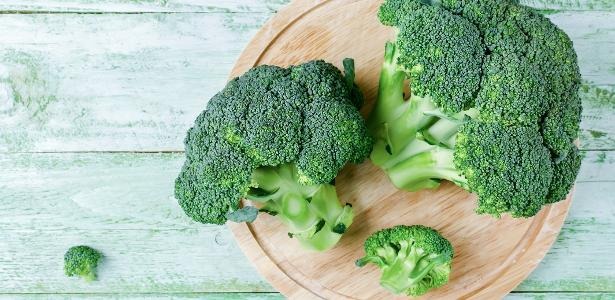 Consumo de vegetais crucíferos, como brócolis e couve, pode ajudar a reduzir o risco de câncer de mama.