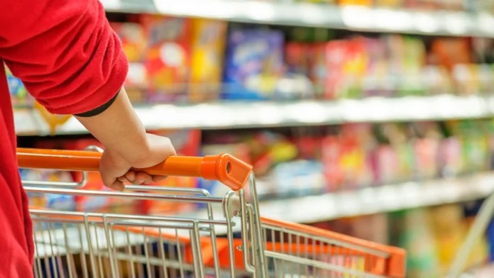 Consumo nos supermercados cresce; cesta de produtos básicos custou R$ 799 em outubro.