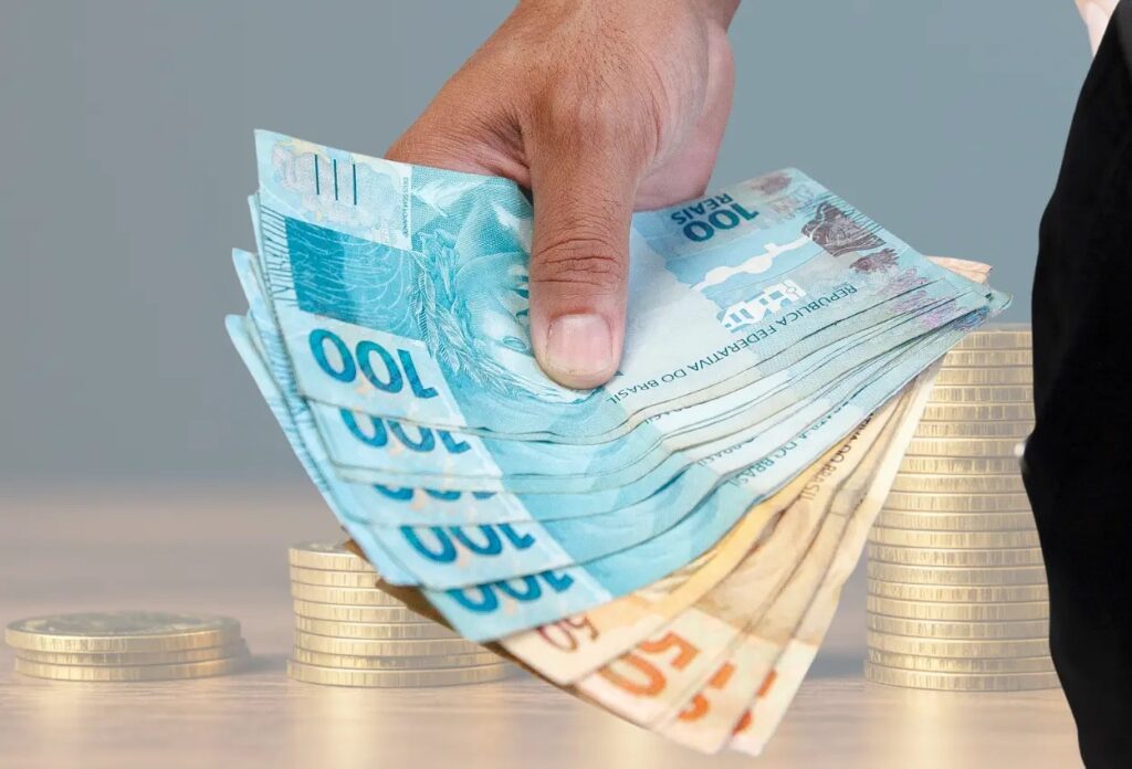 Novo salário-mínimo de 2026 de R$ 1.621 já está em vigor.