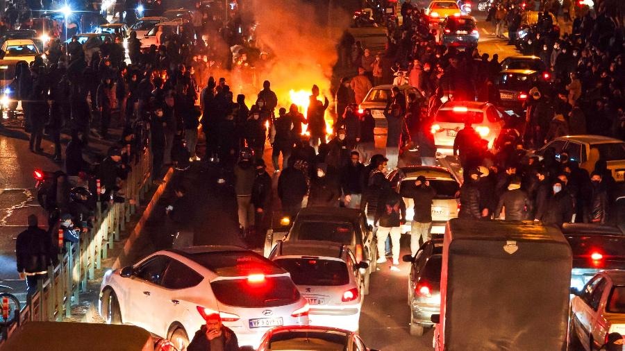 Irã corta a internet em resposta a protestos e isola a população do mundo.