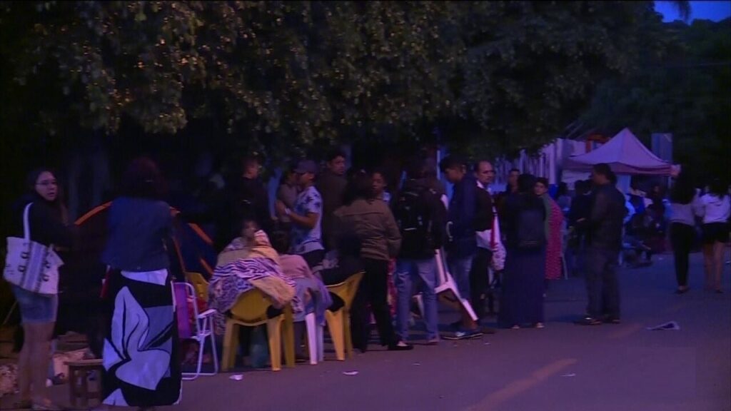 Pais passam noites em filas para garantir vaga de filhos em escolas municipais de Caetité.