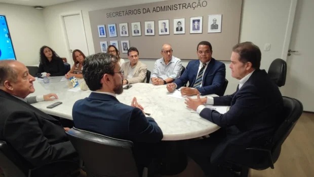 Aumento de mensalidades do Planserv causa insatisfação entre servidores públicos da Bahia.