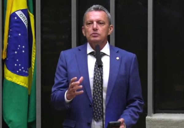 Deputado Charles Fernandes critica altos cachês cobrados por artistas nas festas de São João