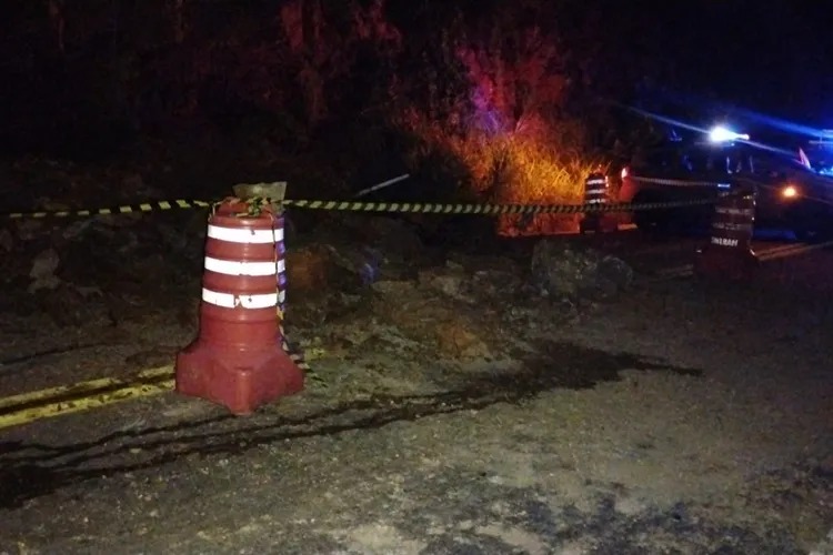 Desmoronamento de pedras interdita trecho da BR-030 entre Guanambi e Caetité.