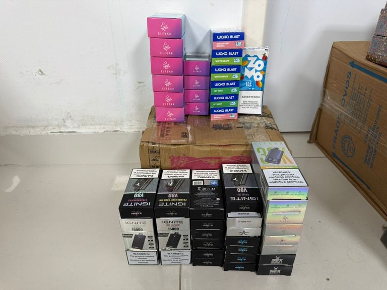 PRF apreende arma, canetas emagrecedoras irregulares e contrabando na BR-116 em Vitória da Conquista.