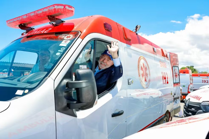 Lula e Jerônimo entregam 107 ambulâncias do SAMU e anunciam pacote histórico de R$ 345 milhões para a saúde da Bahia.