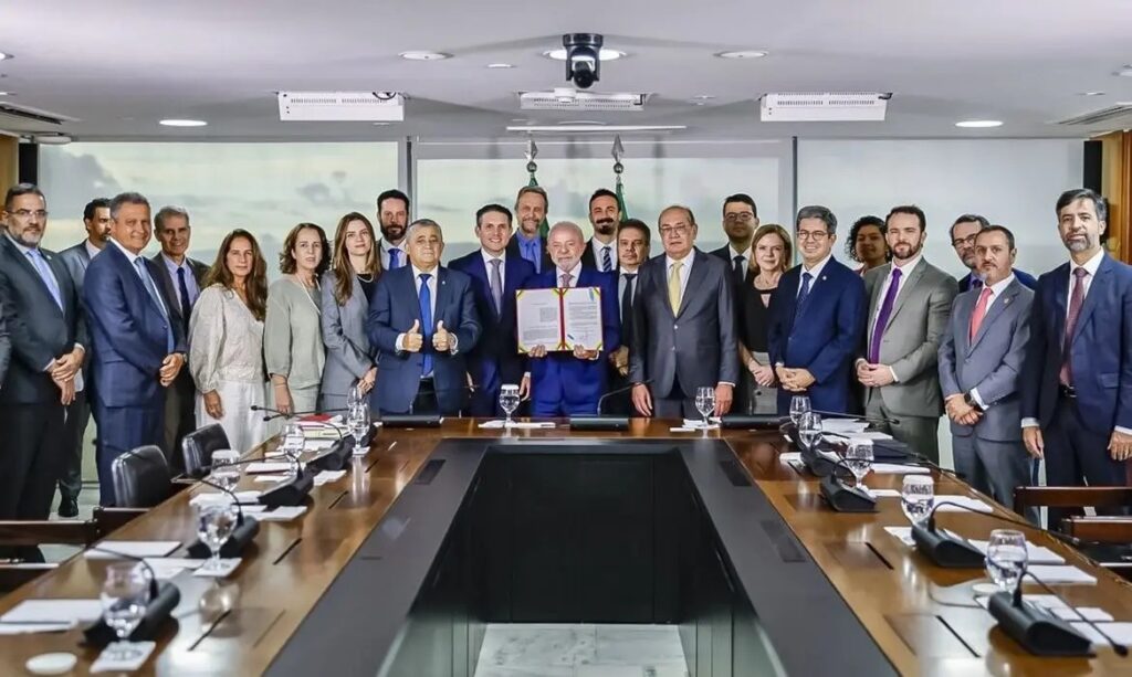 Lula sanciona lei contra facções criminosas com vetos e foco em lideranças.
