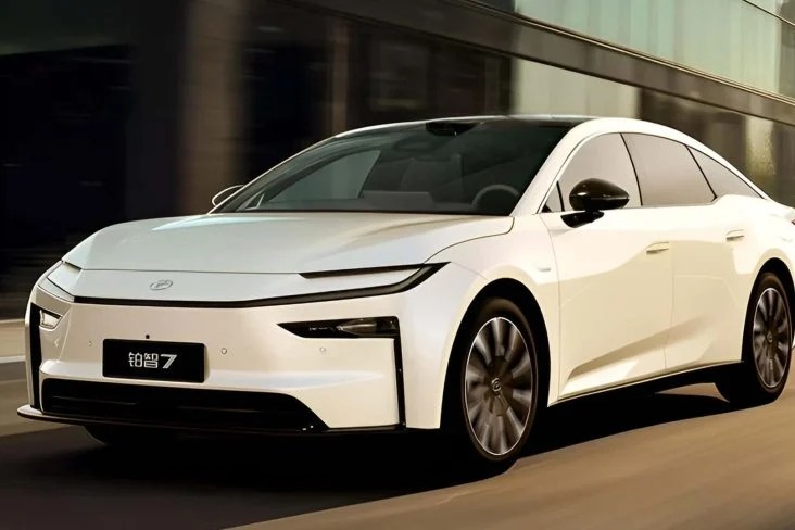 Toyota BZ7 chega com preço menor que Corolla Cross e esgota pedidos em uma hora na China.