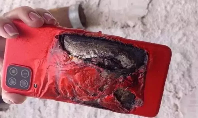 Menino de 6 anos tem corpo queimado após celular explodir ao jogar videogame no Recife.