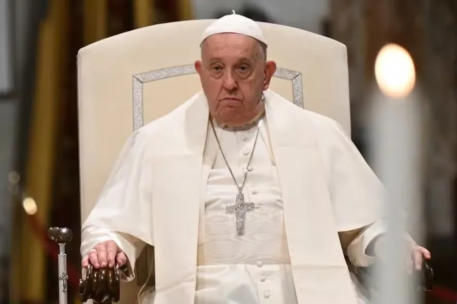 1 ano após morte do Papa Francisco, igreja destaca legado de reformas e diálogo.