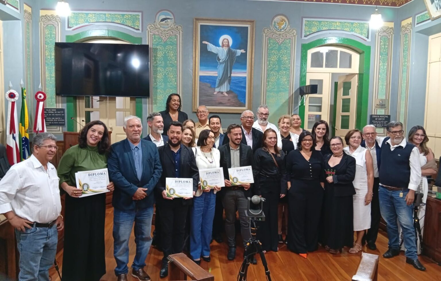 Caetité : Memória e Renovação – Academia Caetiteense de Letras empossa novos membros em noite de celebração ao centenário da Escola Normal.
