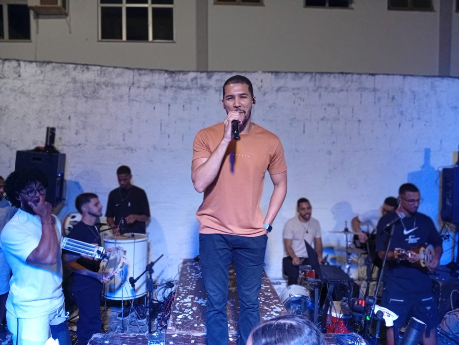Caetité : Noite de emoção e pagode – Lucas Neves (Balai) se despede de Caetité em grande estilo no Beco dos Amigos.
